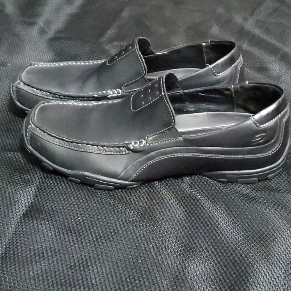 Black Sketchers loafers